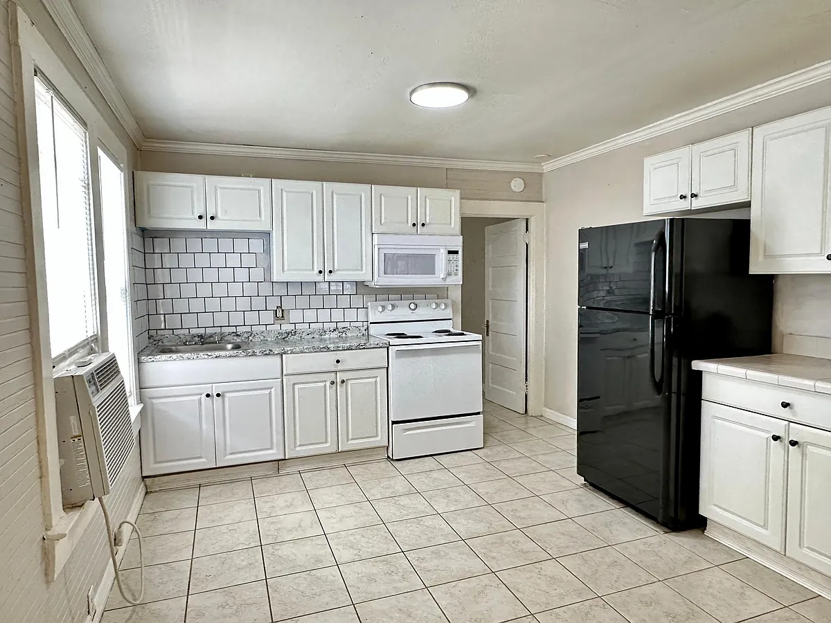 Kitchen - 724 E Patterson St