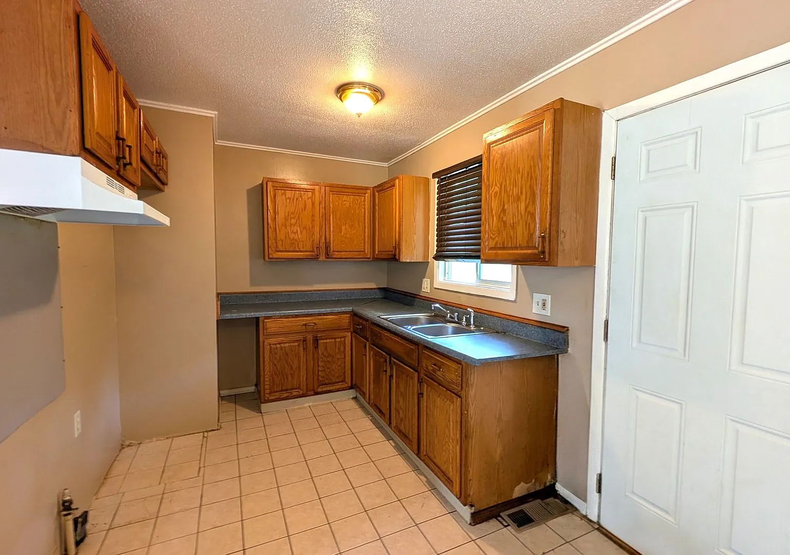 695 E Summit, 3 bedroom house with basement — Photo 3