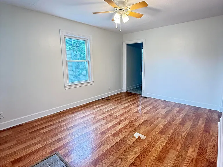 1105 Beecher St — Photo 3