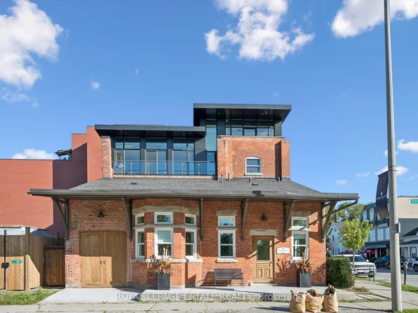 139 Thomas St #5, Oakville, ON L6J 3A9