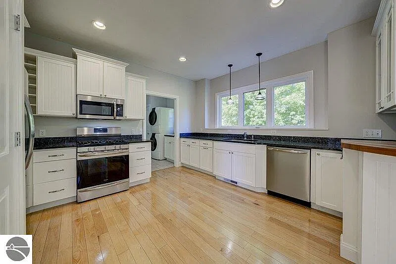 3 bed, 3.5 bath, $3,300 — Photo 3