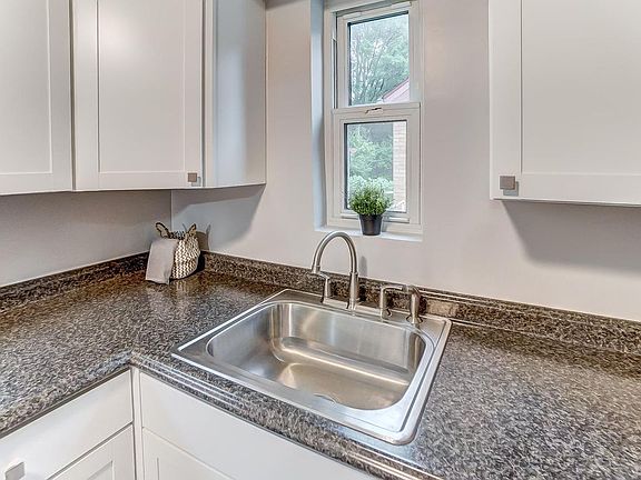 5th image of 3766 Broadlawn Cres
