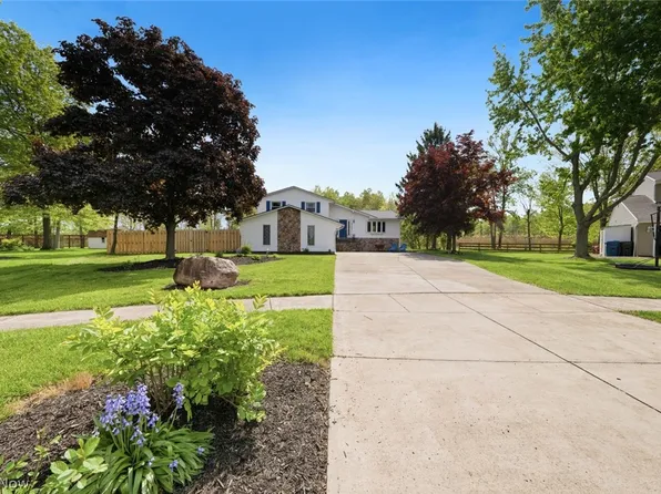 5565 Pin Oak Cir, Sheffield Village, OH 44054