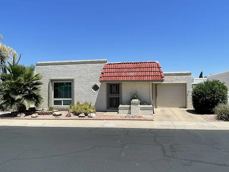 1014 E Michelle Dr — Photo 2
