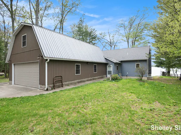 2496 Wolf Lake Dr, Baldwin, MI 49304