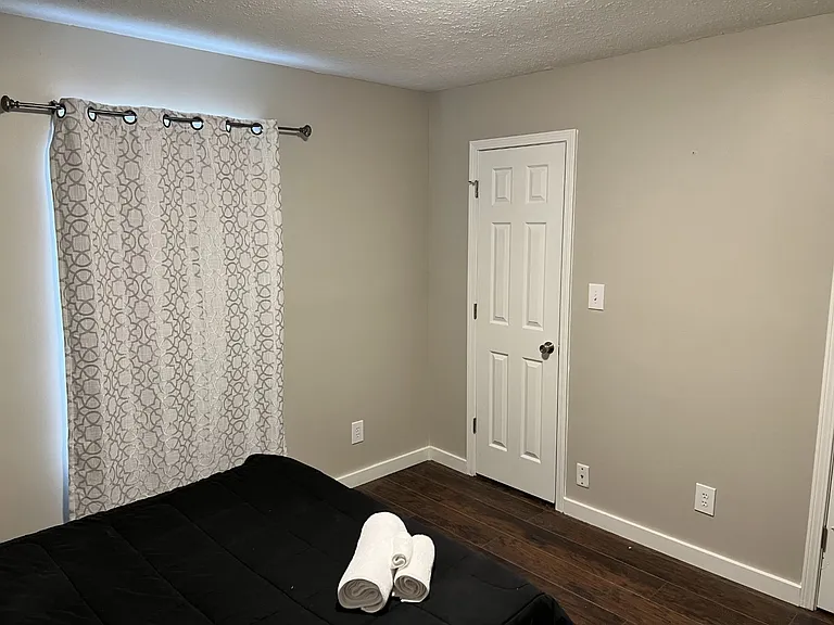 325 Cable St — Photo 15