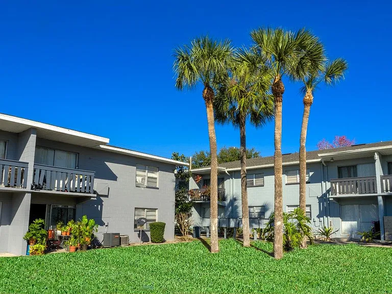Hibiscus Place Apartments — Photo 13