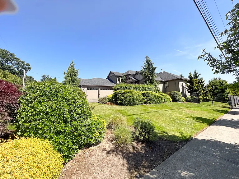 9706 SE Hillcrest Rd — Photo 3