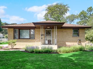 370 N Commonwealth Ave, Elgin, IL 60123