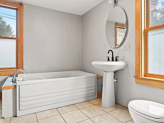 5th image of 2125 Stafford St