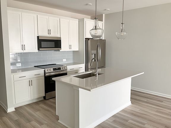 3rd image of 483 Crown Dr