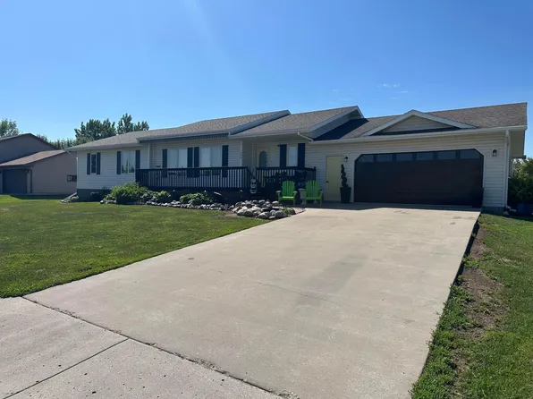 306 7th St SW, Roseau, MN 56751