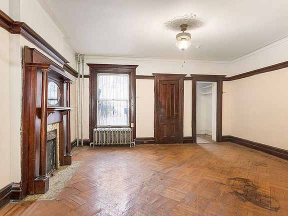 4th image of 8 Saint Charles Pl