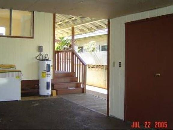 Carport looking to entry
