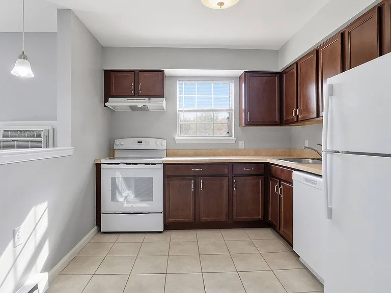 Waters Edge Apartments — Photo 11