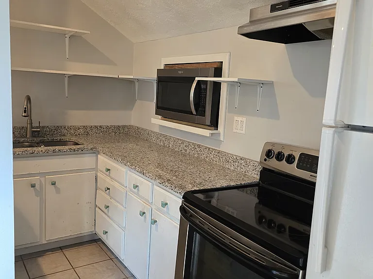 406 W Maple St — Photo 2