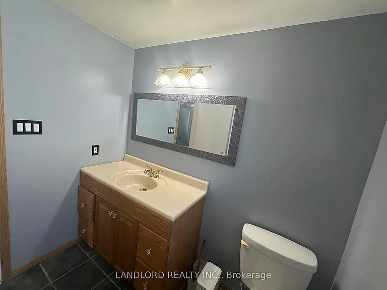 833 Laurier Ave — Photo 37