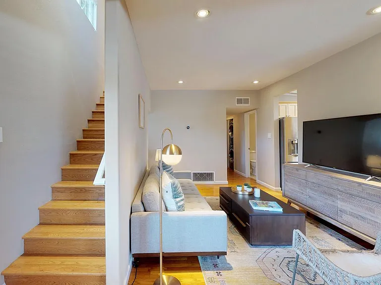 710 Telford Ave — Photo 2