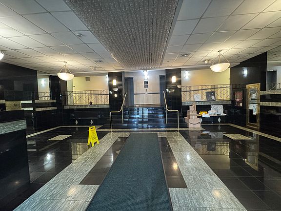 3rd image of 25 W Broadway Unit 210