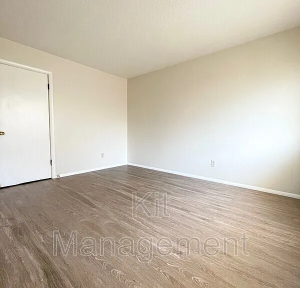 5517 Douglas Rd — Photo 4