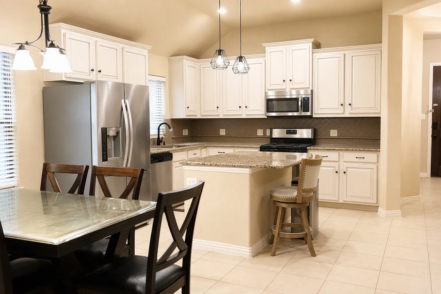 3 bed, 2081 sqft, $2,500 — Photo 3