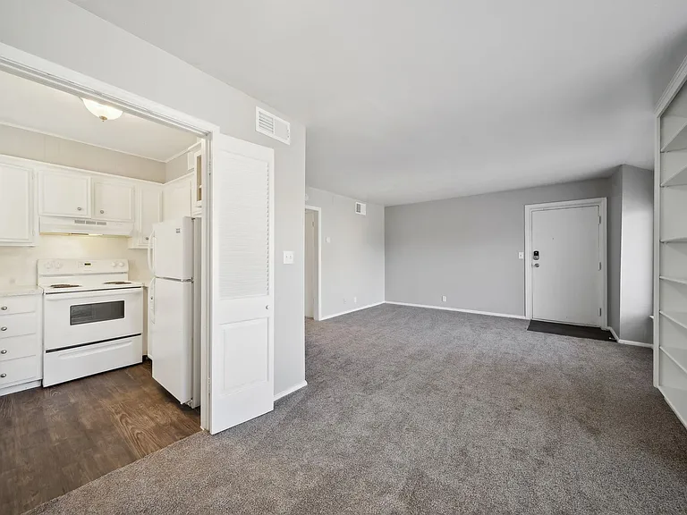 Beautiful Apartments in the heart of Brookside — Photo 27