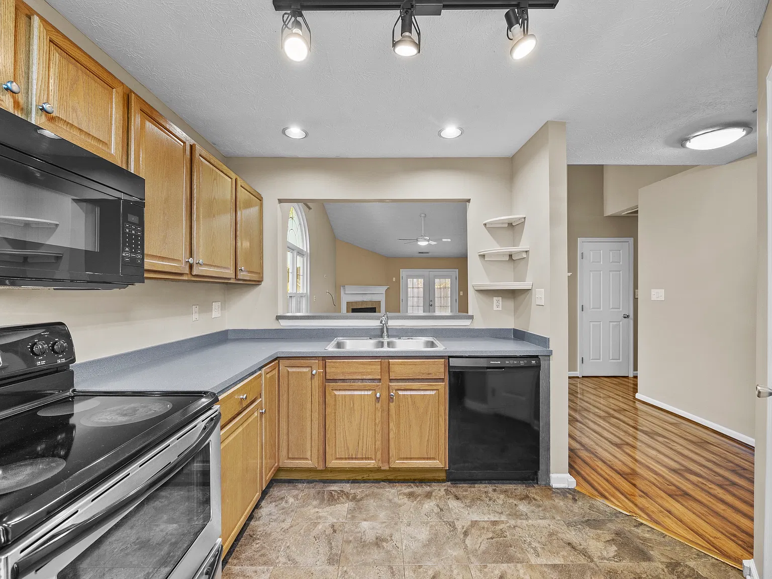 3 bed, 1300 sqft, $1,700 — Photo 4