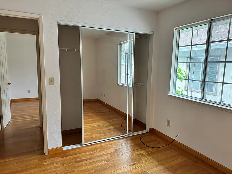 4039 Lincoln Ave — Photo 2