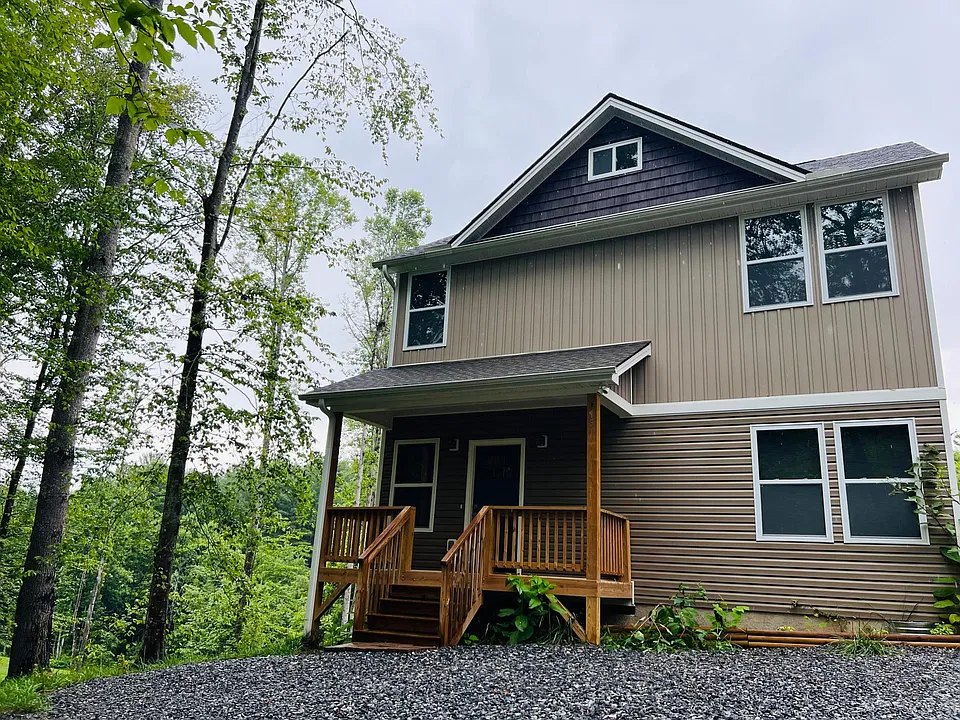 15 Dahlia Dr