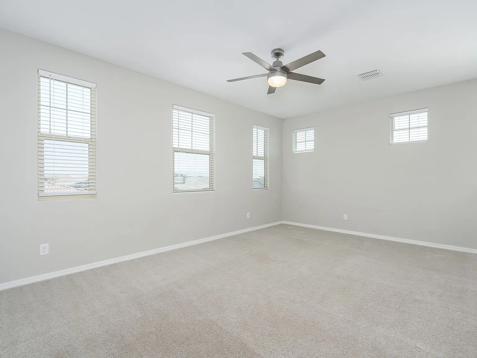 4 bed, 2636 sqft, $3,000 — Photo 2