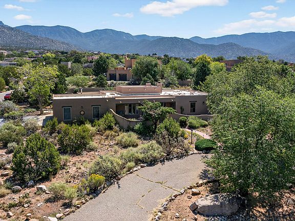 3rd image of 997 Lynx Loop NE