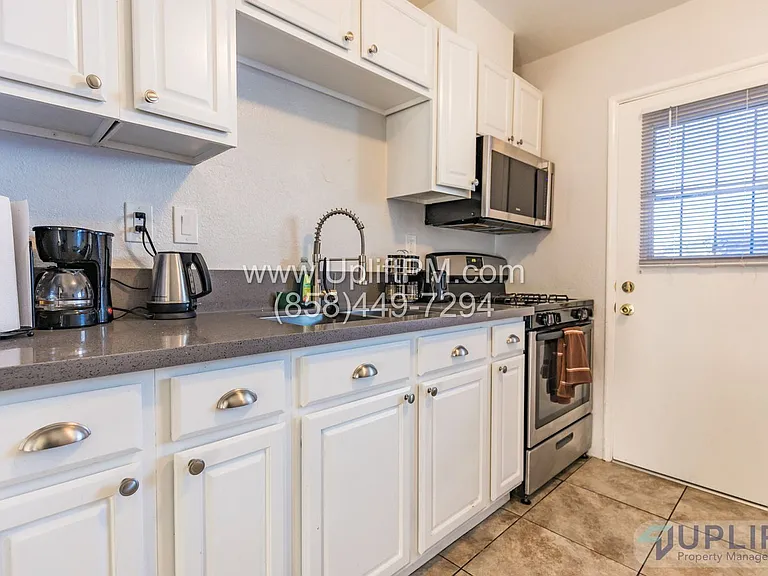 4827 Castle Ave — Photo 10