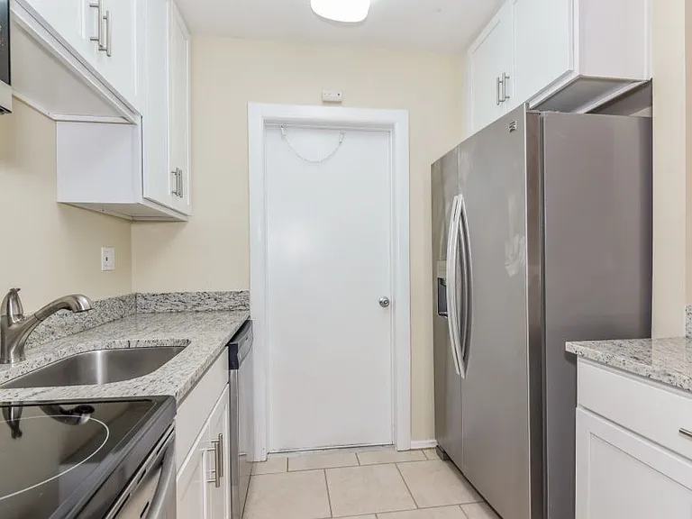 512 Sutton Pl — Photo 11