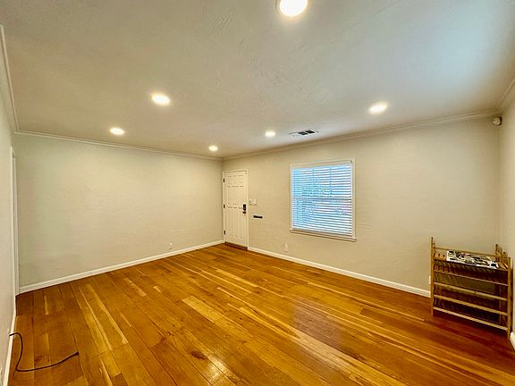 4th image of 1730 Heatherdale Ave