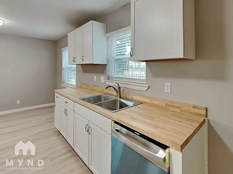 204 E Avenue C — Photo 5