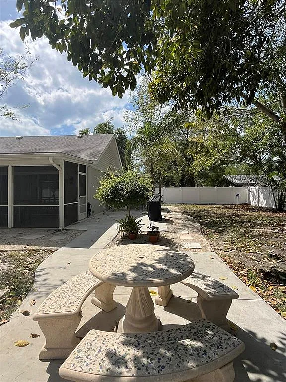 3 bed, 2.0 bath, 1606 sqft, $6,900 — Photo 3