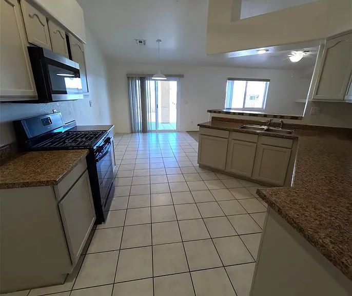 2112 E Desert Lakes Dr — Photo 11