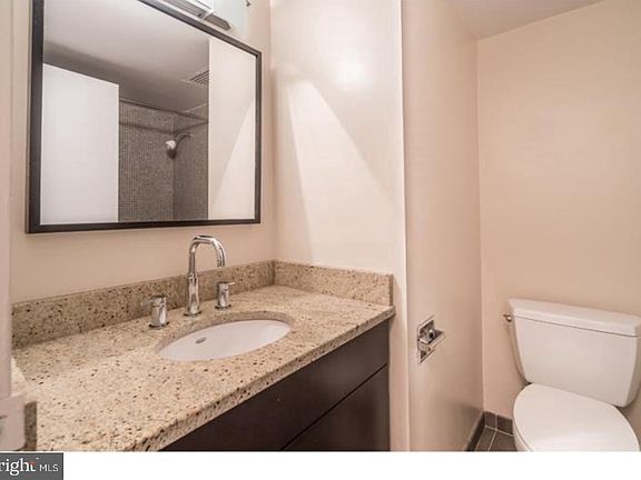 4th image of 604 S Washington Sq APT 806
