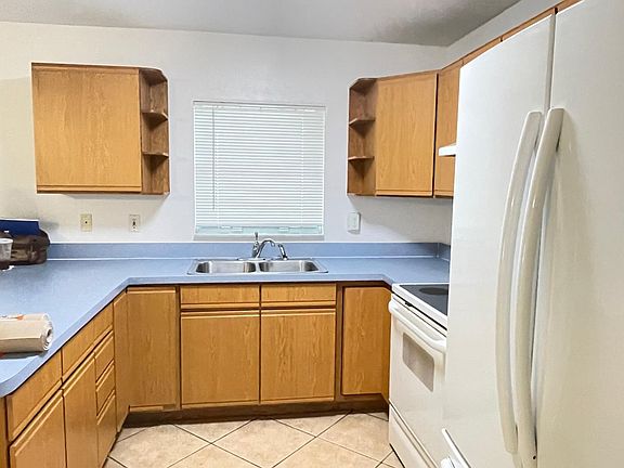 3rd image of 1311 W Gladiola Dr