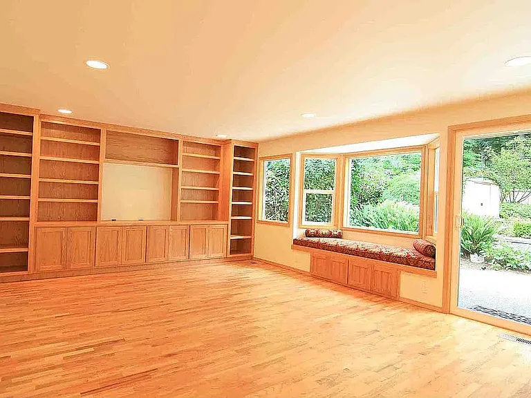 12235 NE 61st St — Photo 3