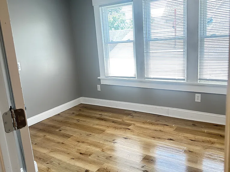 1409 Holly Ave — Photo 3