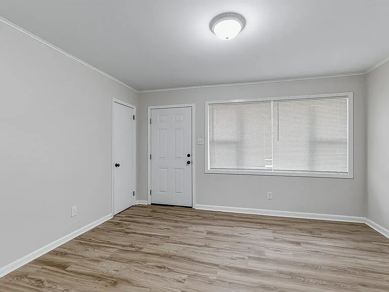 1304 Lewis St — Photo 10