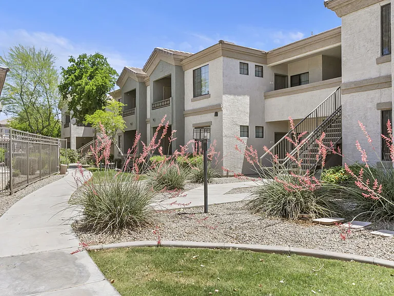 Adiamo Palm Valley Apartments in Goodyear, AZ