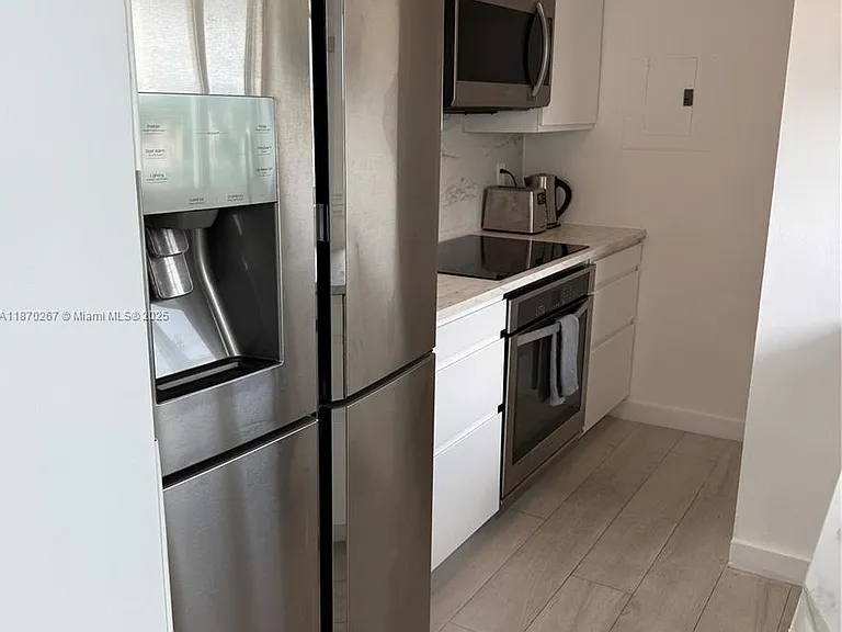 5900 Collins Ave #705 — Photo 8