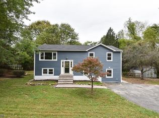 9 Rolling View Dr, Hackettstown, NJ 07840