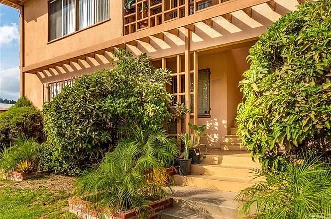 3477 Carmona Ave