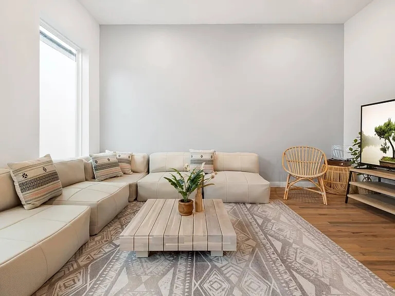 427 W 10th St #103 — Photo 5