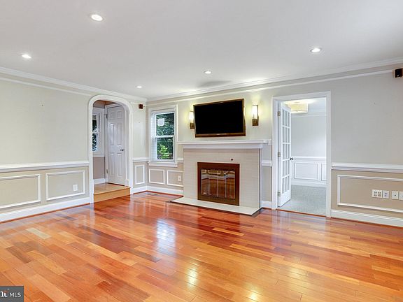 3rd image of 615 N George Mason Dr