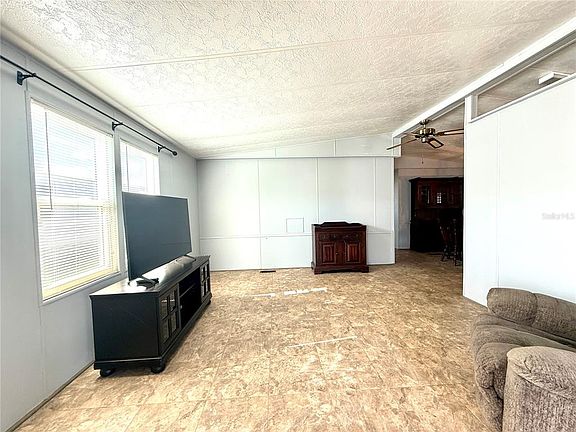 3rd image of 225 N Saint Thomas Cir