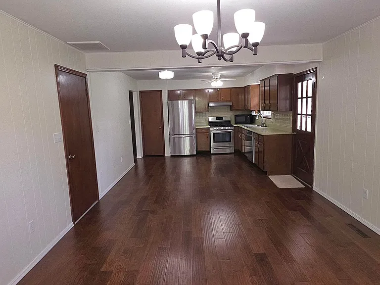 1635 E Hanover St — Photo 10